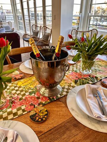 Deluxe Bay View Penthouse with City & Sea Views gallery image 4