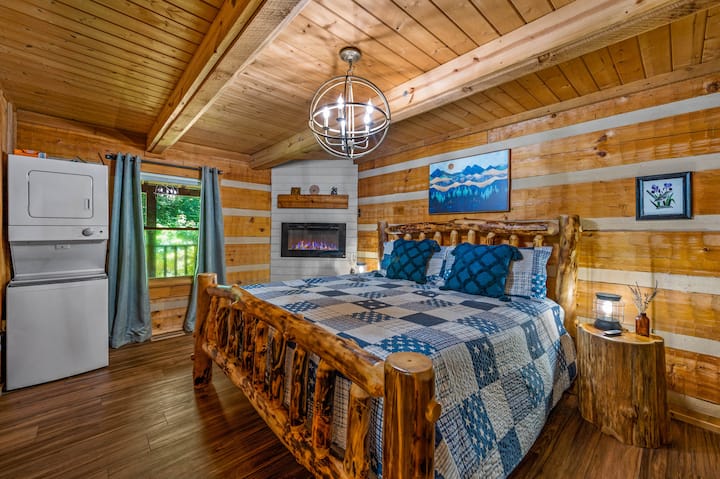 Sevierville Cabin  Hot Tub, King Bed, Game Room, Near Dollywood, Smoky Mountain - Tennessee
