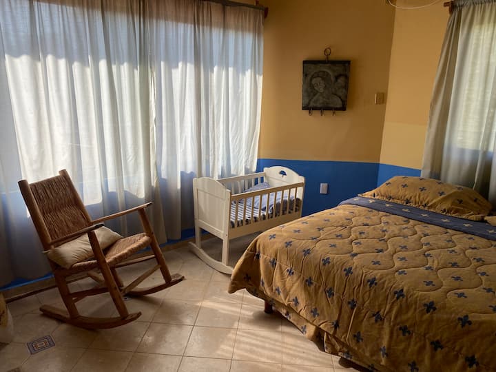 Recámara #1 cama King Size con cuna de RN y cuna- corral, con baño completo 
