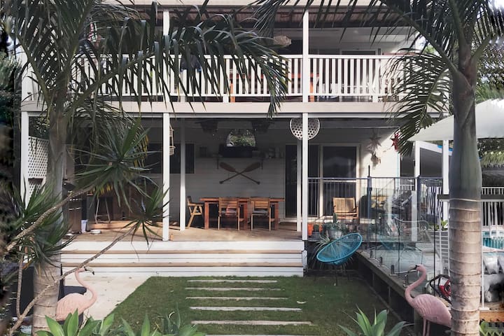 Hamptons-style riverside house ~ 800m to beach