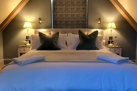 Top performing Airbnb: Stylish studio apartment with breakfast hamper. in Cotswold