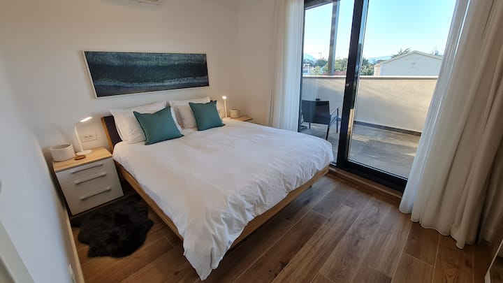 La seconde chambre avec terrasse privée menant directement à l'extérieur.