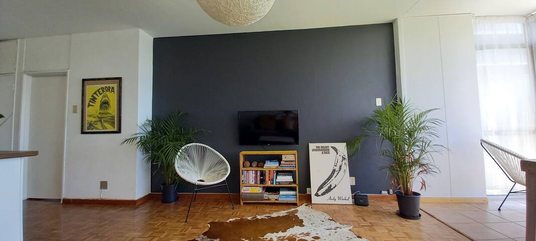 Lovely 2 bedroom rental unit with communal pool gallery image 3