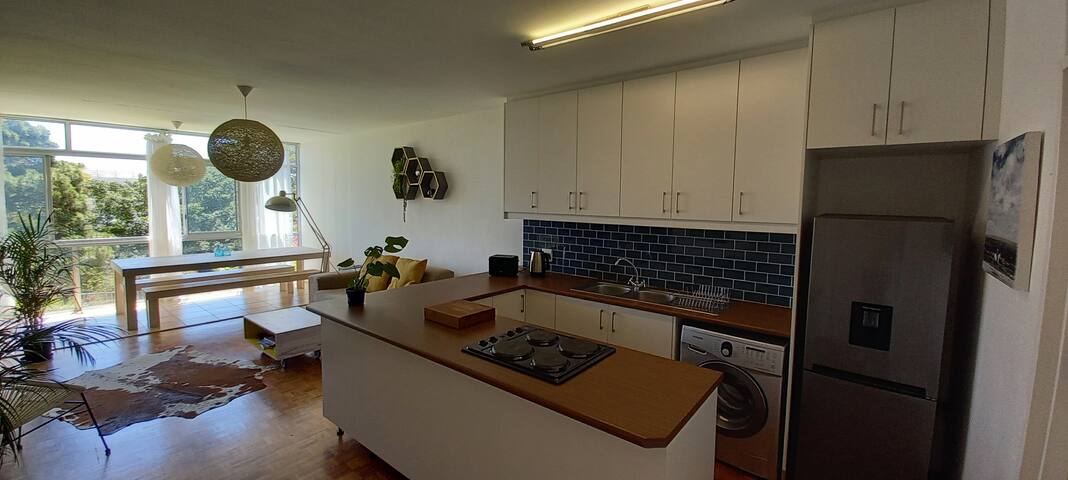 Lovely 2 bedroom rental unit with communal pool gallery image 2