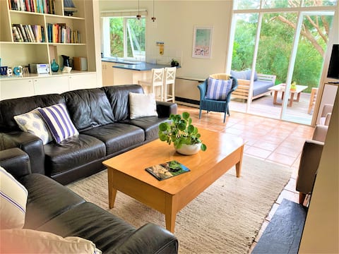 Top Airbnb: Sunny Deck, Bush Retreat, Walk to Back Beach in Rye