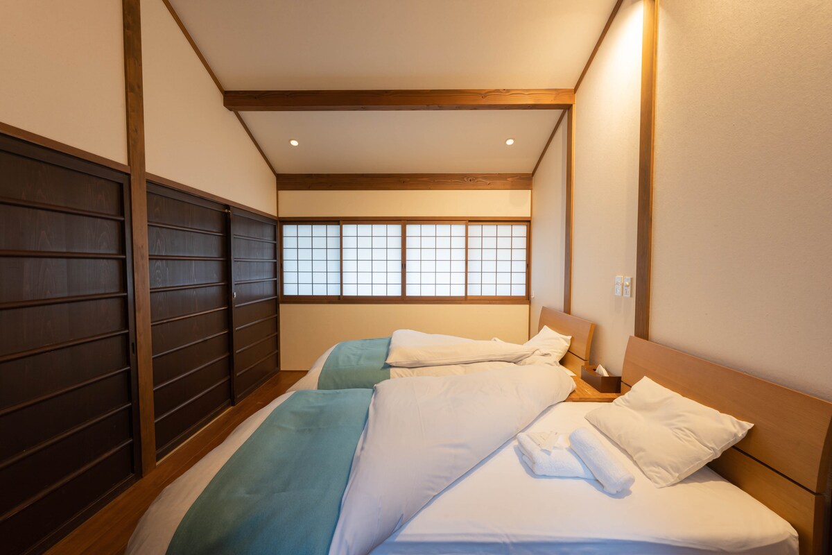 Ovo je spavaća soba na drugom katu. Postoje dva kreveta za jednu osobu. Futoni su vrlo udobni s poplunima.Zahvaljujući visokim stropovima prostor se doima prostranijim od veličine prostorije.Nije na fotografiji, ali na desnoj strani nalazi se komoda s velikim zrcalom. Svjetla u prostoriji prigušena su prigušena svjetlima pri ruci.