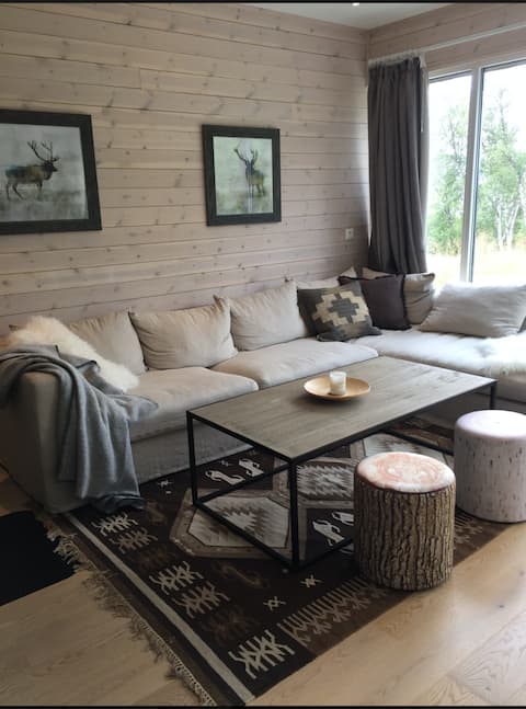 Cozy and modern cottage with many amenities.