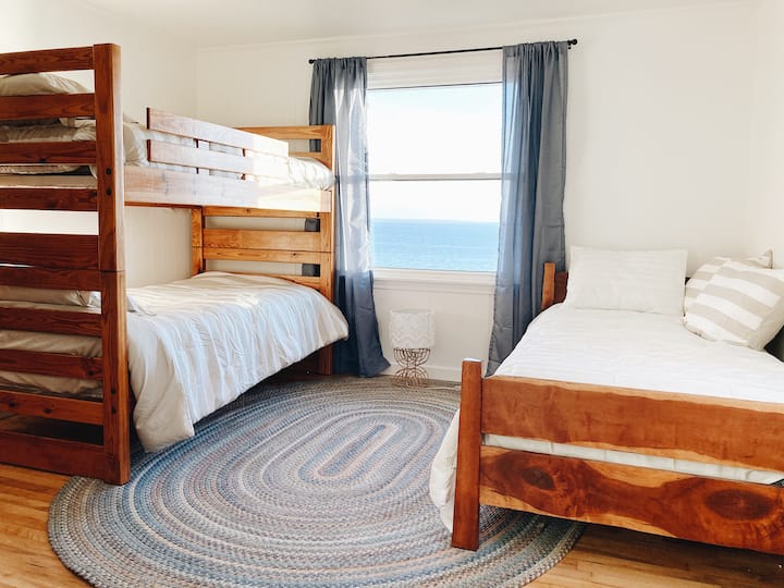 ห้องนอนชั้นบนเราเรียกห้องเด็ก หันหน้าไปทางน้ำด้วยเตียงสองชั้นและเตียงคู่พร้อมตู้เสื้อผ้าขนาดใหญ่ที่มีหนังสือและเกมบางอย่าง