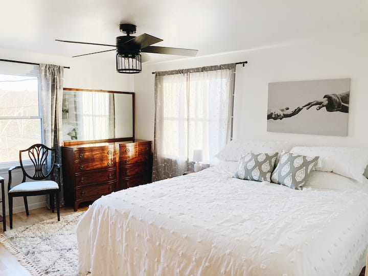 ห้องนอนใหญ่หันหน้าไปทางทะเลสาบพร้อมเตียงขนาดคิงไซส์แคลิฟอร์เนียและตู้เสื้อผ้าขนาดใหญ่ 2 ตู้