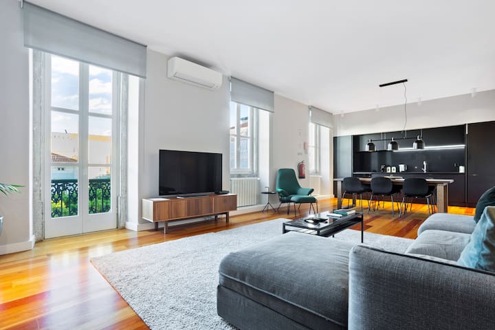 #Instaworthy Upscale Oasis ~ 5★ Location ~ Balcony