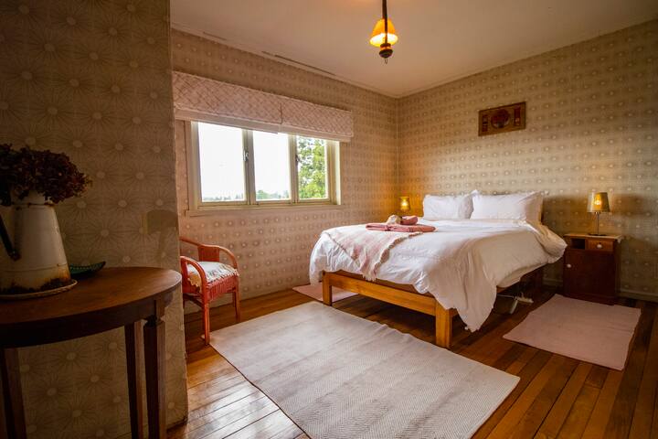 ორადგილიანი ნომერი. ხედი რანკოს ტბაზე, მოჩო‑ჩოშუენკოს ვულკანზე, ილაჰუაპის ნახევარკუნძულზე და ახლომდებარე კამპო‑მედოუსზე. Კარადა და სააბაზანო.