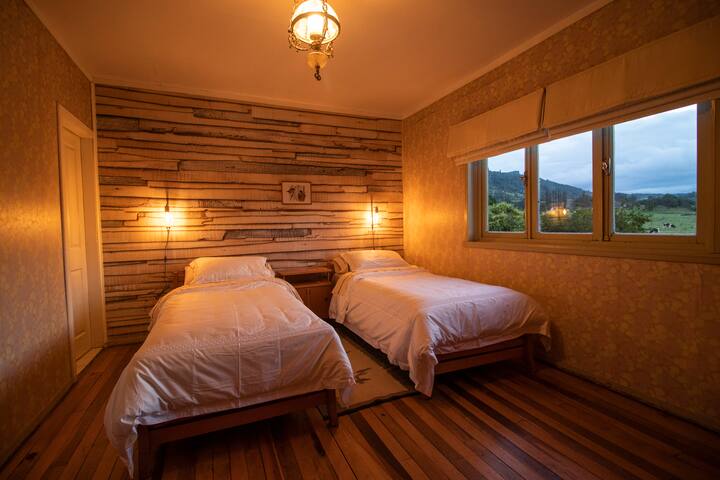 ორადგილიანი ოთახი, ორი ერთადგილიანი საწოლი. ახლომდებარე კამპოს მდელოებისა და პიედრა-მესას ხედი. Აბაზანა-ტუალეტი. 