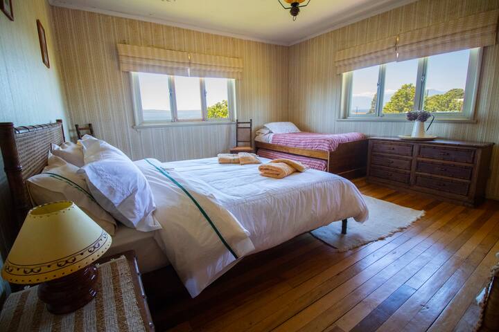 Ადგილი 4 სტუმრისთვის. საწოლი 135×191 სმ და გასაშლელი საწოლი. რანკოს ტბისა და მდელოების ხედი. დიდი კარადა