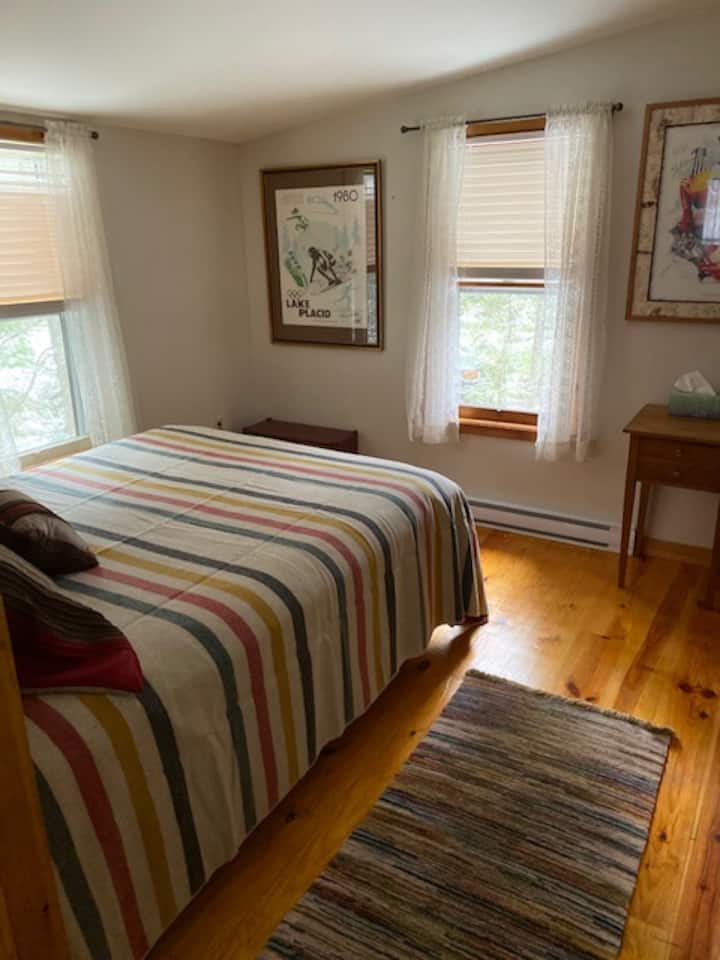 Dhomë gjumi kryesore me krevat dopio "Queen". 