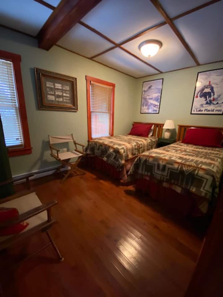 Dhomë gjumi për vizitorët me dy krevate dyshe. 