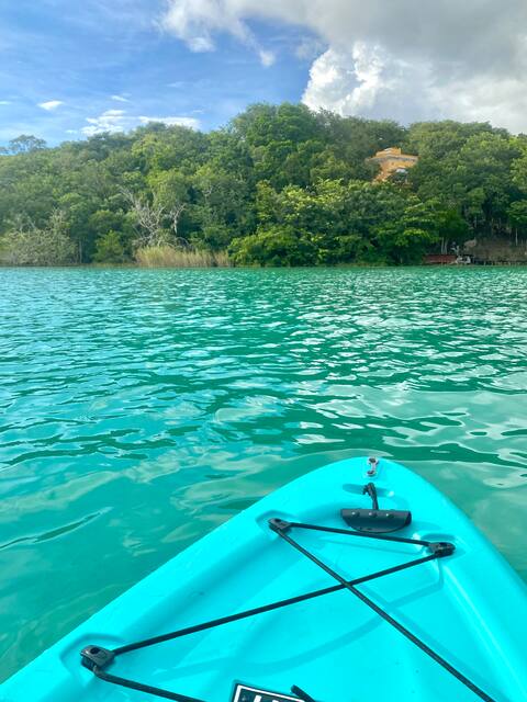 A heavenly place, with access to a lagoon, swimming pool and kayaks