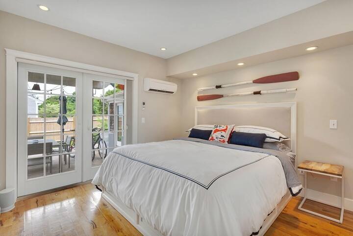 Ძირითადი საძინებელი King Casper ლეიბით, 600 ძაფი ეგვიპტური ბამბით, A/C და ლუქს-კლასის სააბაზანოთი. Ფრანგული კარები ღიაა ცალკე პატიოსა და გარე საშხაპეში. 