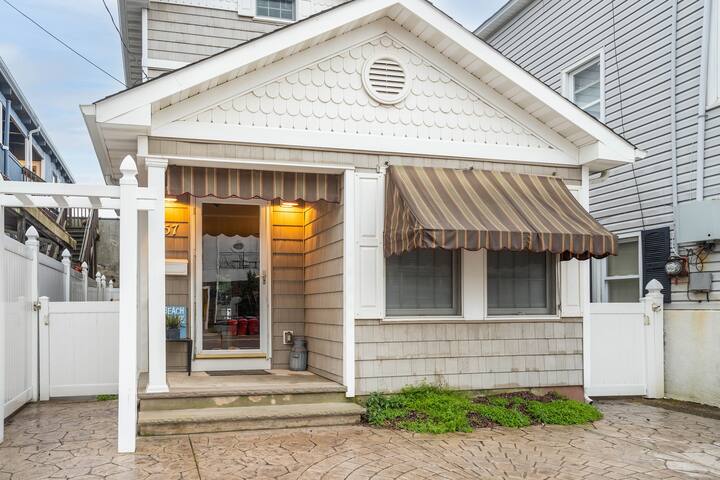Cozy 2 bedroom w loft private backyard w hot tub Houses for