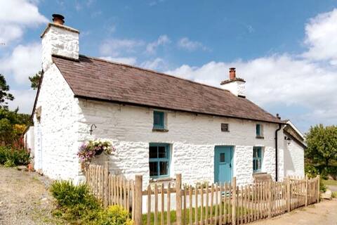 Romantic Historic Coastal Cottage