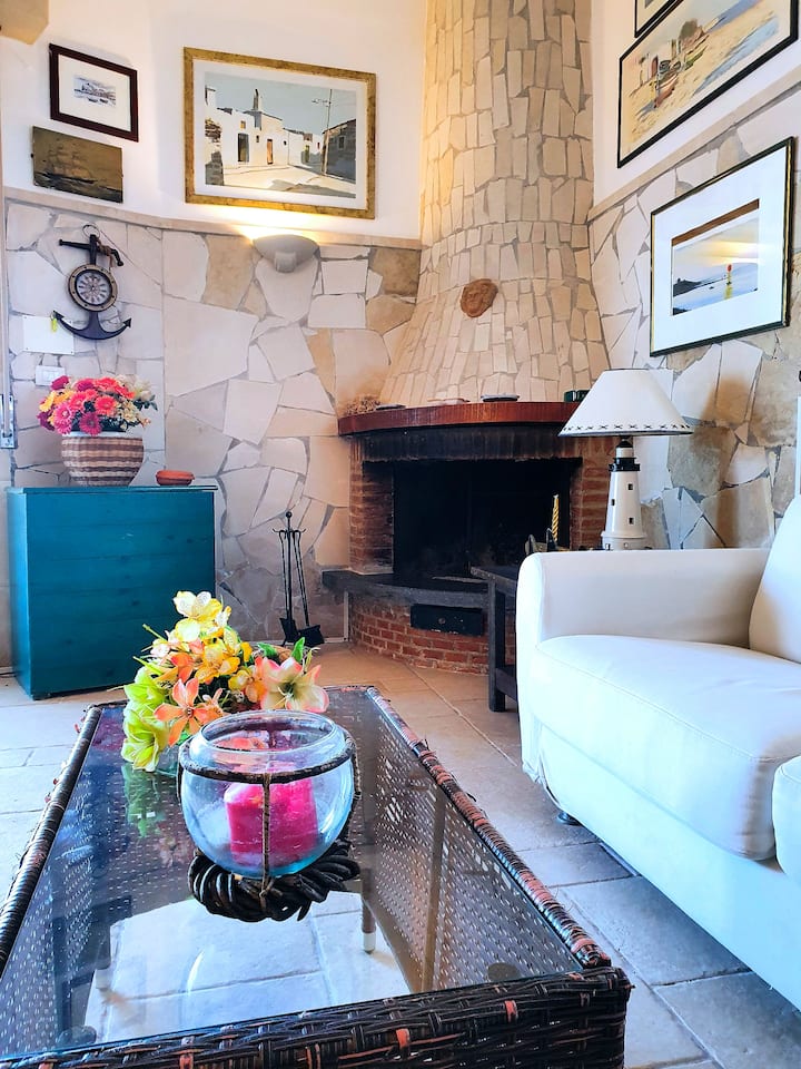 ห้องนั่งเล่นพร้อมเตาผิง