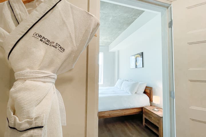 Relájate con comodidad: habitación espaciosa y acogedora para una estancia tranquila.