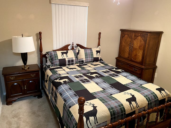 3. spálňa, manželská posteľ - jeleňová izba. Plná komoda, nočný stolík a skriňa. 