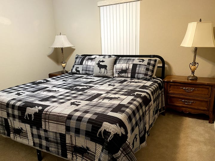 Manželská posteľ v 2. spálni alebo v spálni Elk. 