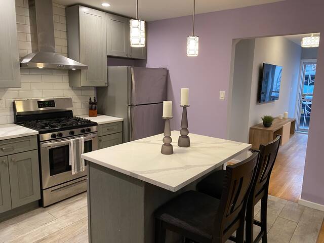 30 Day Minimum Newly renovated 4-Bedroom Duplex gallery image 2