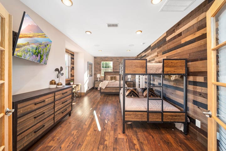 Longshadow Ranch Bunkhouse

Bedroom Floor