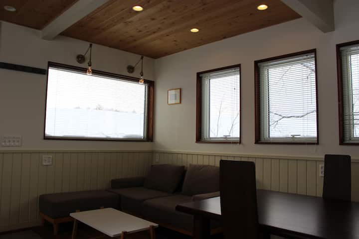 十勝岳連峰を一望出来る丘に建つ一軒家です。バックカントリースキー、登山、フィッシング等の拠点に最適。 - 北海道