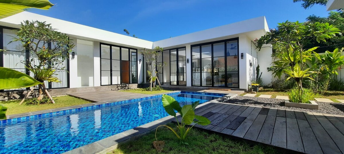 Villa in South Kuta · 3 bedrooms · 3 private baths, comparable Airbnb