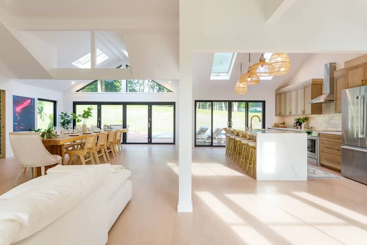 Luxury Modern Farmhouse With Heated Pool & Hot Tub - Long Island, NY