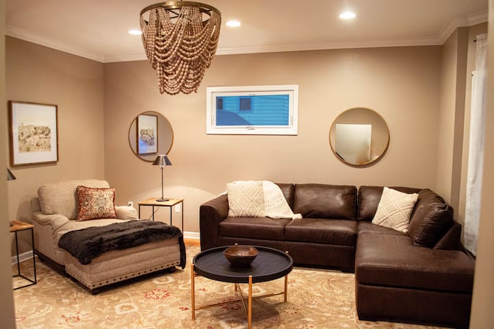 Spacious Urban APT w/4BR & Office in Albany gallery image 3
