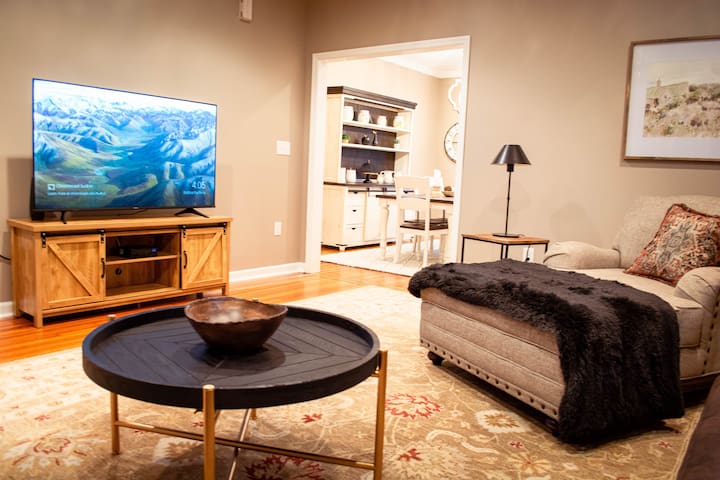Spacious Urban APT w/4BR & Office in Albany gallery image 2