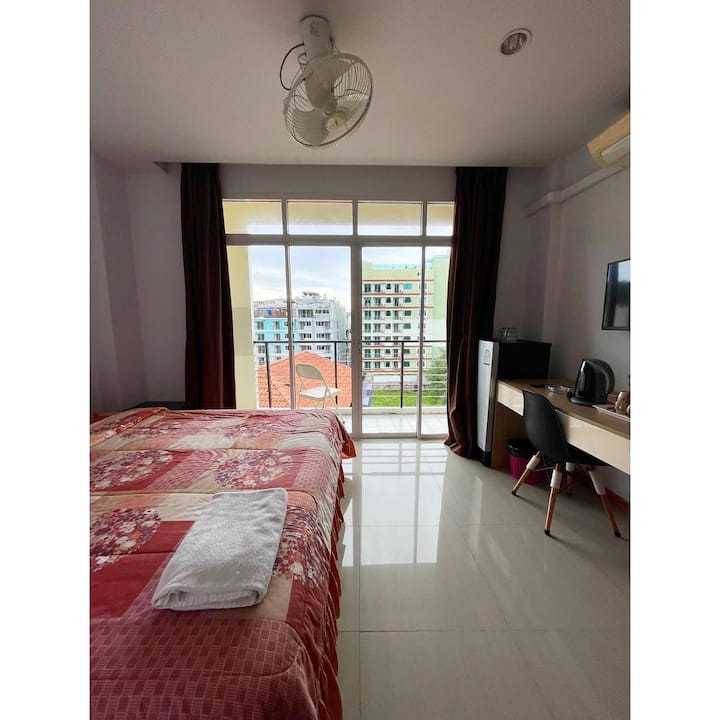 Студио СО балкон што ни даваме крпи.