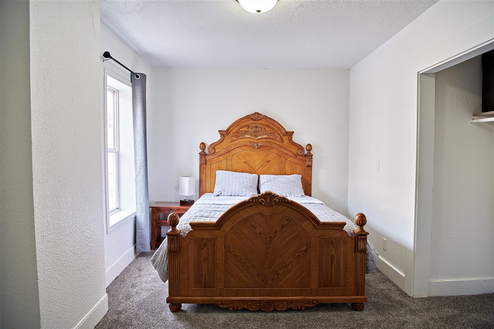 ตั้งอยู่ในห้องนอนควีนไซส์ที่เงียบสงบของเรามีเตียงควีนไซส์ เพลิดเพลินกับการนอนหลับที่เหมาะกับตัวเลือกหมอนของเรา: สองนุ่มสำหรับความรู้สึกนุ่มสบายและเมมโมรี่โฟมเจลสองตัวเพื่อความสะดวกสบายที่มีโครงสร้าง เหมาะที่สุดสำหรับการนอนหลับแบบบูรณะ