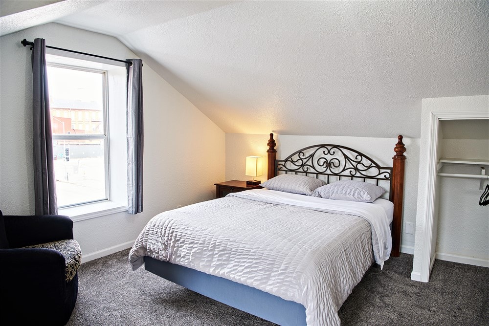 ห้องนอนสไตล์ลอฟท์ผู้เข้าพักที่อบอุ่น: มีเตียงขนาดควีนไซส์หรูหราและม่านบังแสงที่พักที่น่าอยู่แห่งนี้ช่วยให้มั่นใจได้ว่าสภาพแวดล้อมที่เงียบสงบสำหรับการพักผ่อน แสงอ่อนและความสะดวกสบายที่จำเป็นสร้างบรรยากาศที่สมบูรณ์แบบเพื่อผ่อนคลายหลังวันที่วุ่นวาย
