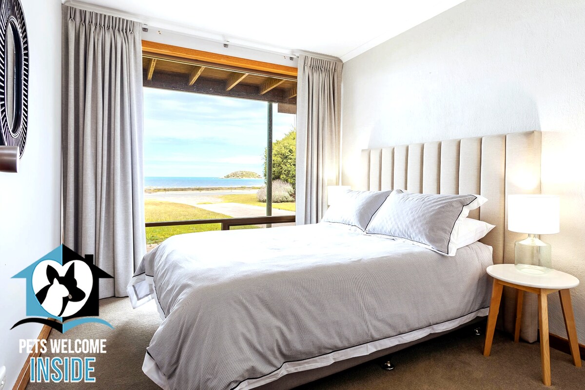 Likizo ya starehe yenye kitanda cha watu wawili, kilichowekwa vizuri kwa ajili ya mandhari ya ajabu ya bahari. Imejaa mwanga wa asili, sehemu hii ya kuvutia hutoa amani na utulivu.