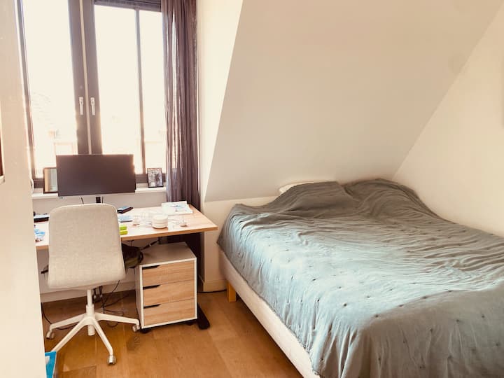 二楼卧室可供两人入住，配有办公桌，可供远程办公使用。 