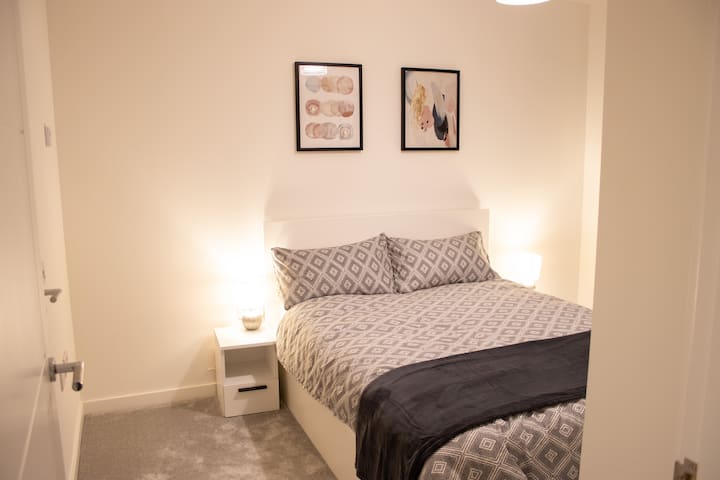 חדר שינה ראשי עם מיטה זוגית, סוויטה עם מקלחת, מלתחה זוגית, מייבש שיער ווילונות האפלה.