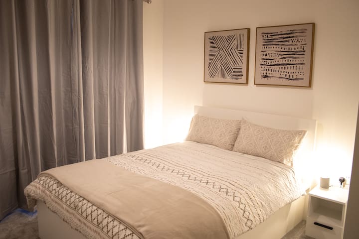 חדר שינה שני עם מיטה זוגית, מלתחה זוגית, מייבש שיער ווילונות האפלה.