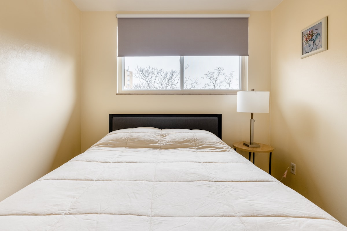 2. Schlafzimmer mit Raumverdunkelnden Jalousien für komfortables Schlafen auf einer Queen-Memory-Schaumstoffmatratze von Tuft & Needle mit 100 % Baumwollbettwäsche.  Viele Kleiderbügel im Schrank mit einer praktischen Gepäckablage für den geschäftigen Reisenden.