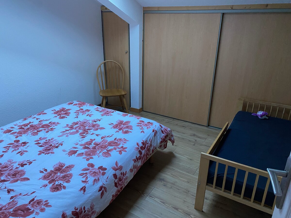 Спалня1 с телевизор, двойно легло и детско легло.