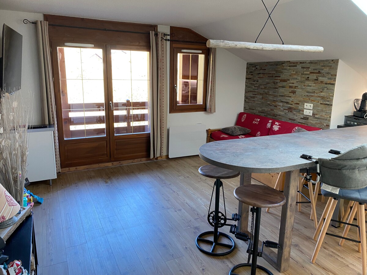 Всекидневна с телевизор и диван, който може да се превърне в 2 единични легла или 1 двойно легло по ваш избор.