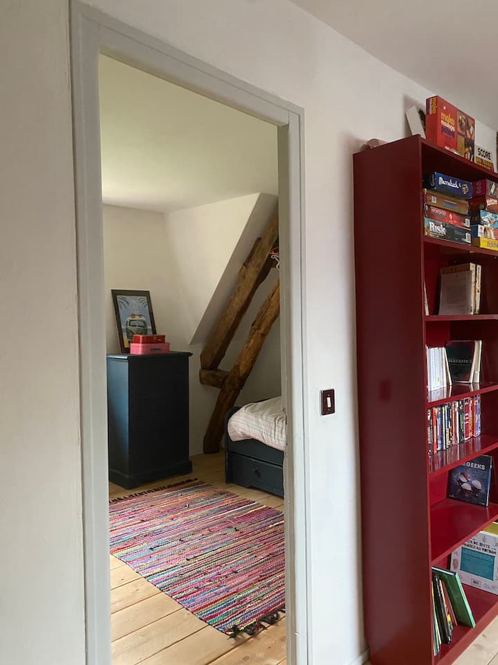 Изглед към детската стая от площадката.