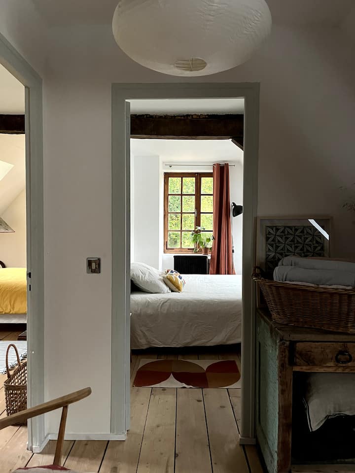 Изглед към една спалня от площадката на горния етаж.