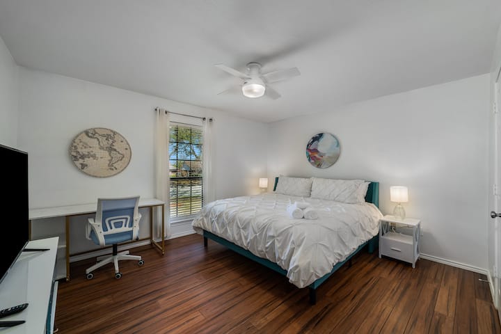 Dhomë klasike "King Bed and Desk". Qëndrime nate me priza të integruara karikuese për të karikuar pajisjet e tua. 