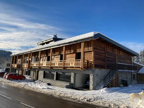 Beautiful 418 m2 cottage near slopes.