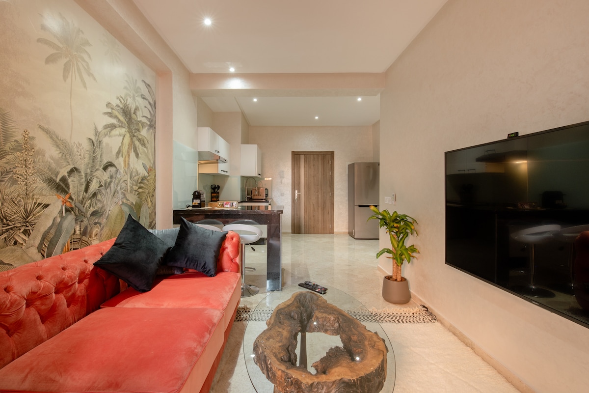 Warme woonkamer met toegang tot de kitchenette