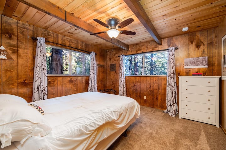 Ostanite topli i udobni. Ova se soba lijepo zagrijava i nalazi se u blizini kupaonice u prizemlju. 